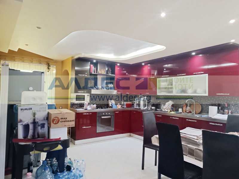 Дава се под наем Къща в Божурище - 250 кв.м за 1000 € - Снимка #1