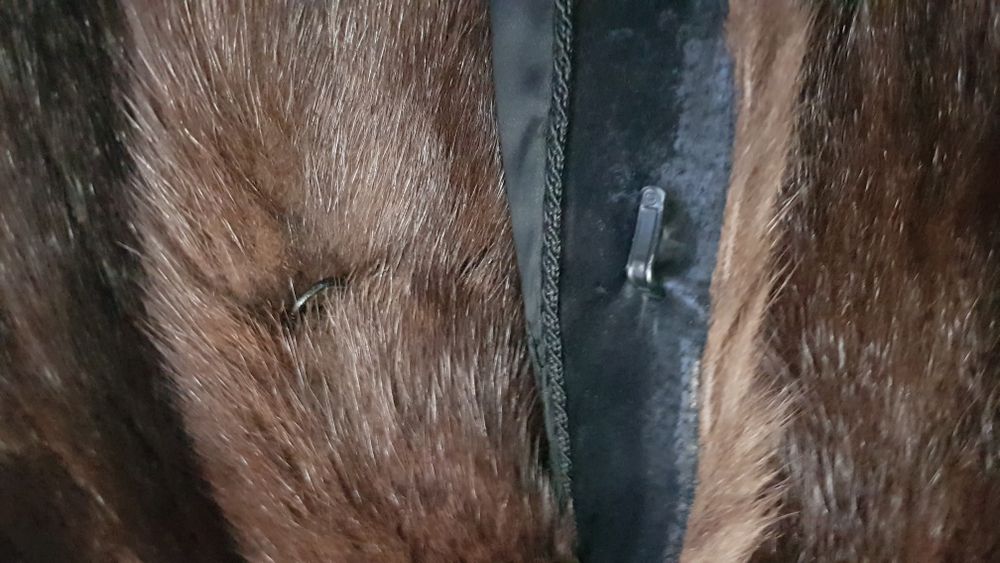 Vand haina de blana naturala, lunga de bizam.