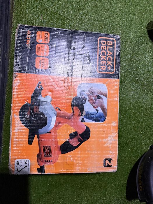 fierăstrău circular mini Black and Decker.
