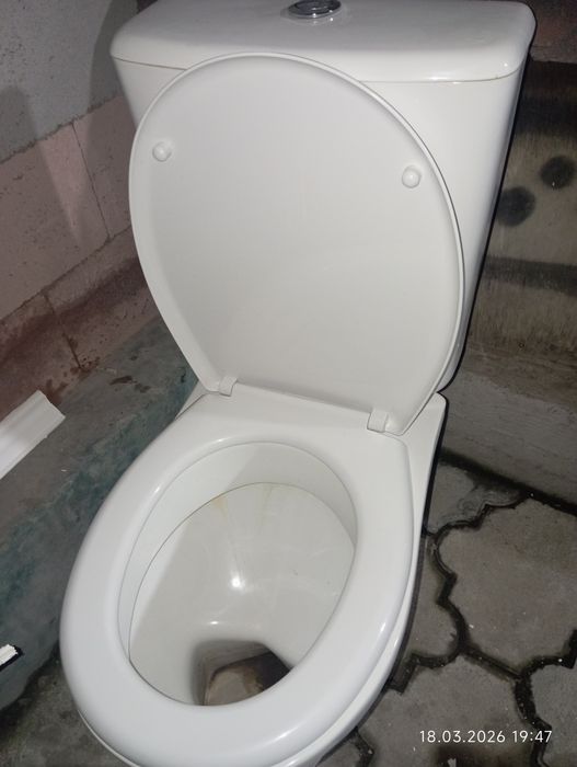 унитаз, чистый целый.