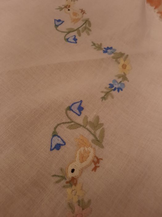 Față de masă rotunda cu broderie puișori