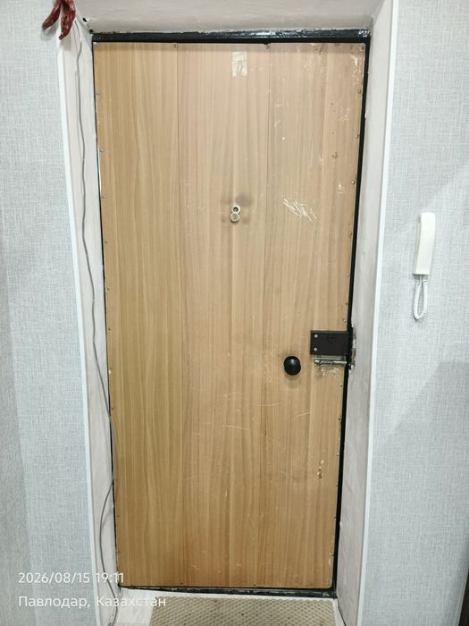 Продам металлическую дверь