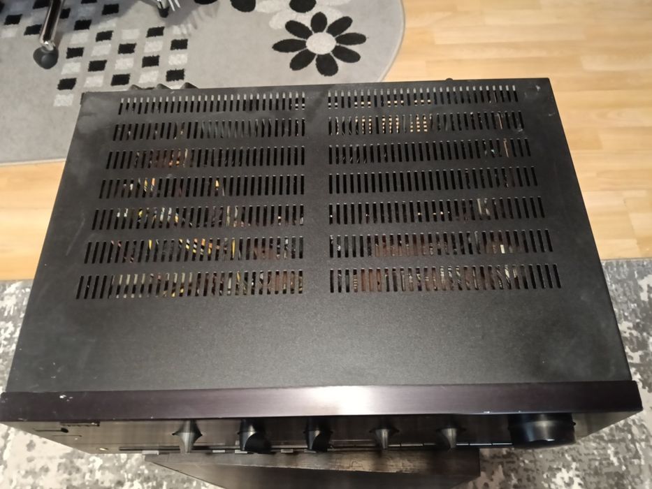 Vând Amplificator  și  Boxe