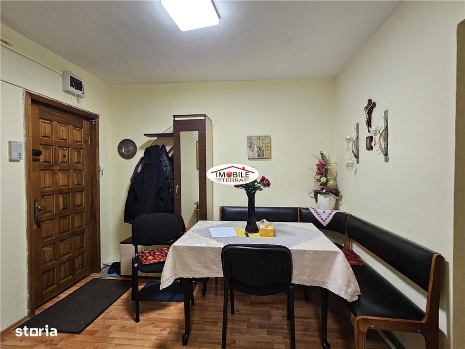 Apartament 3 camere decomandat cu pivnita de vanzare in Vasile Aaron