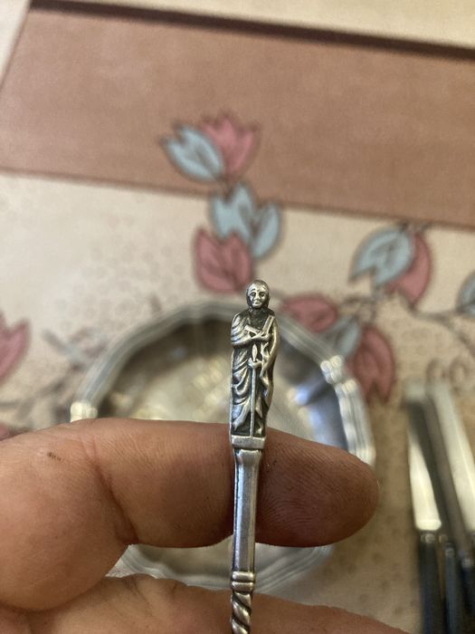 Посребрени съдове и прибори.