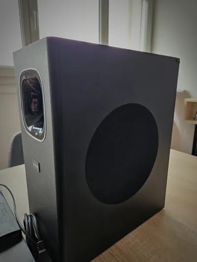 Soundbar cu subwoofer și telecomanda