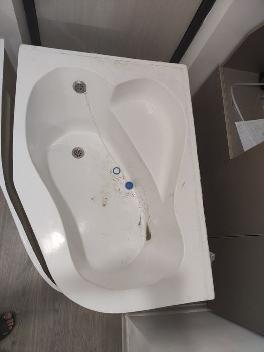 Акриловая ванна и умывальник