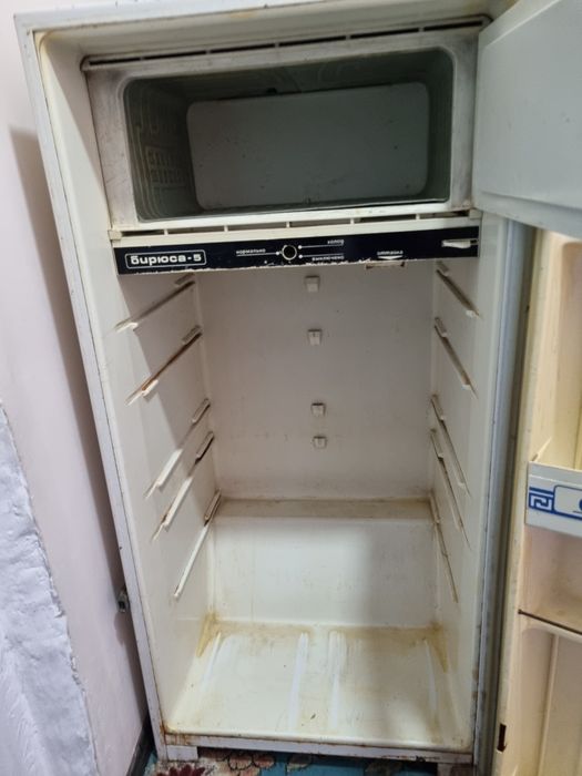 Kogonda Muzlatgich Buryusa-5 sotiladi