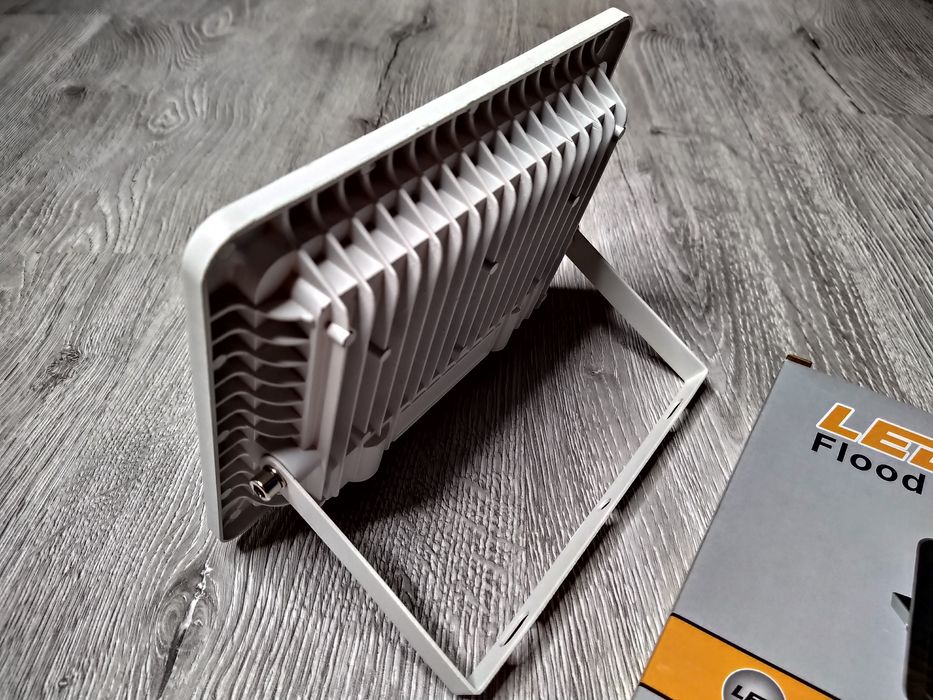 Proiector LED/50W/230V IP65 Slim Alb, camping, pescuit