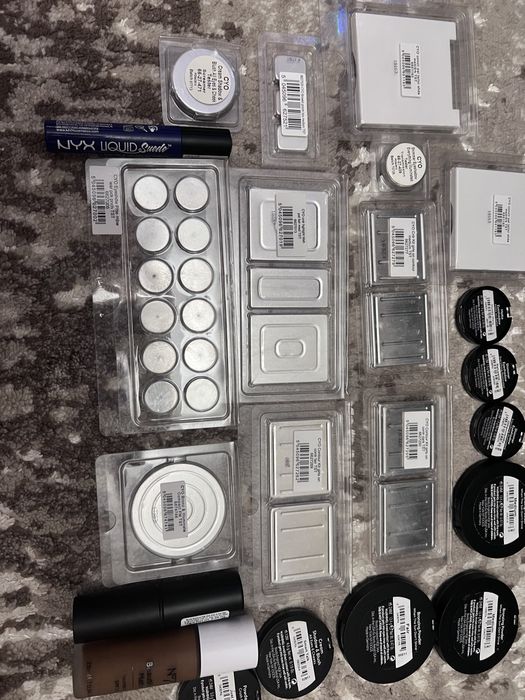 Vand lot de macheajuri noi