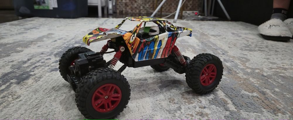 Masina cu telecomanda rezistenta la lovituri