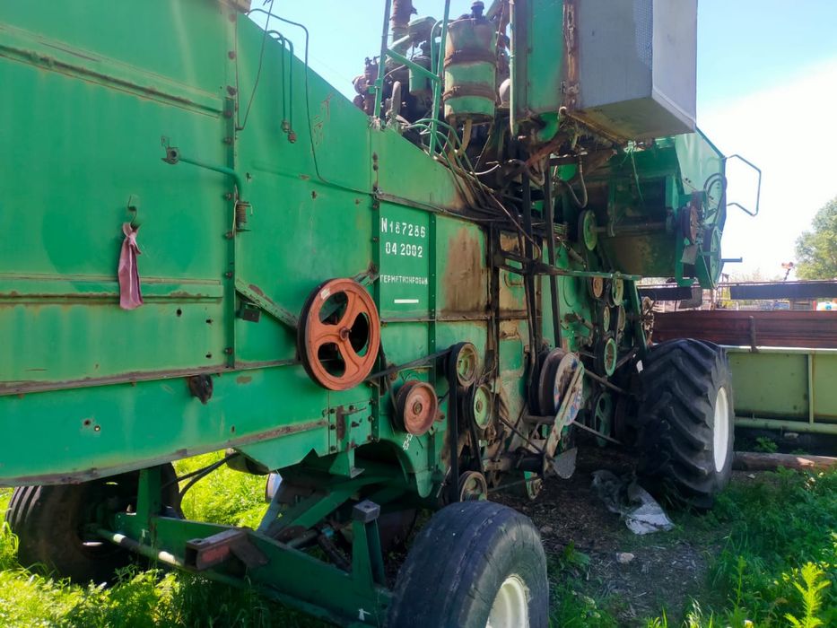 Продам комбайн, готов к уборке.