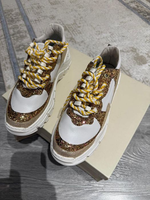 Продам кроссовки женские