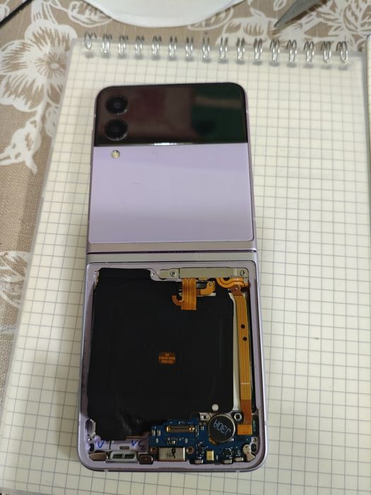 На запчасти Продам или обменяю 2 телефона z flip 3
