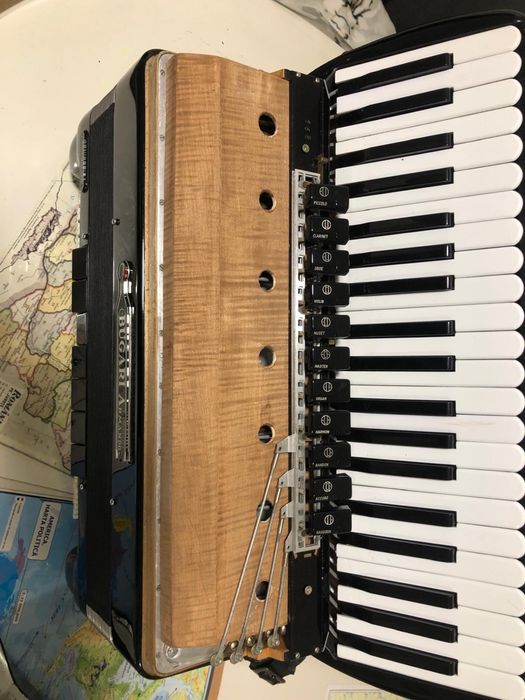 Vand Acordeon Bugari Armando cu surdina!