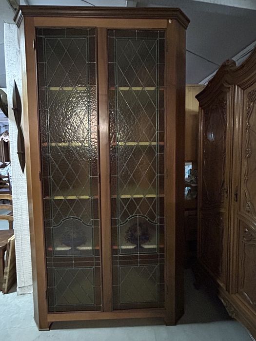 Vitrină din lemn, pe colț