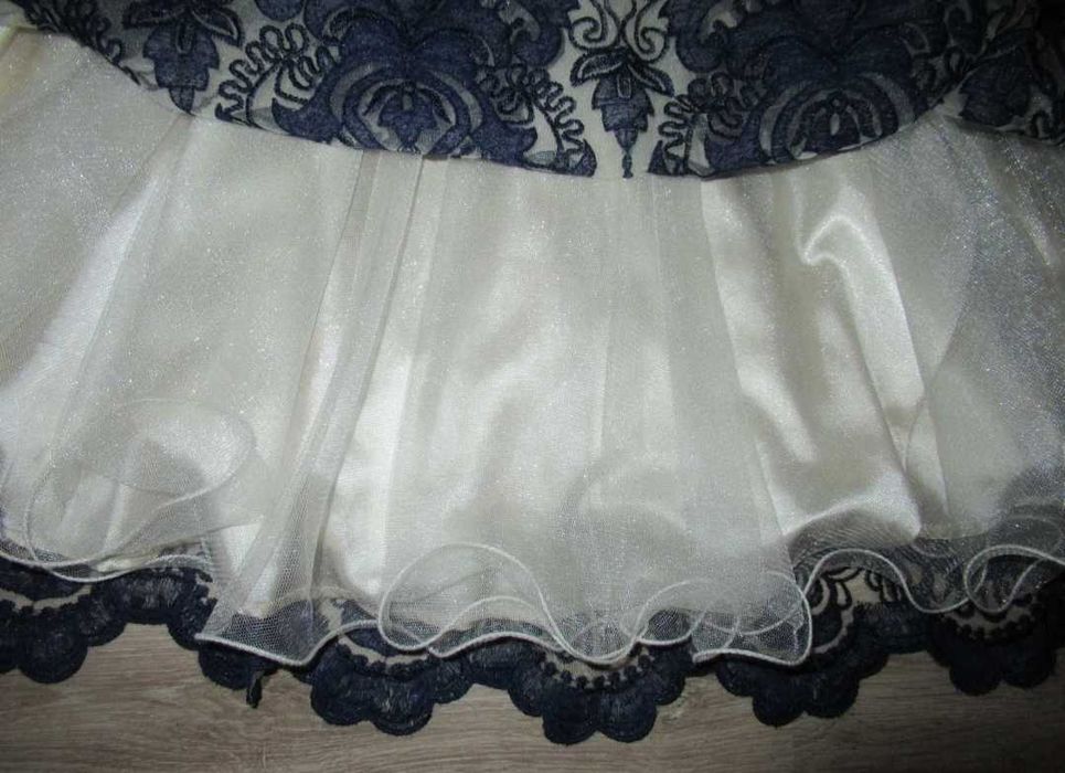 Елегантна официална рокля с бродирана дантела