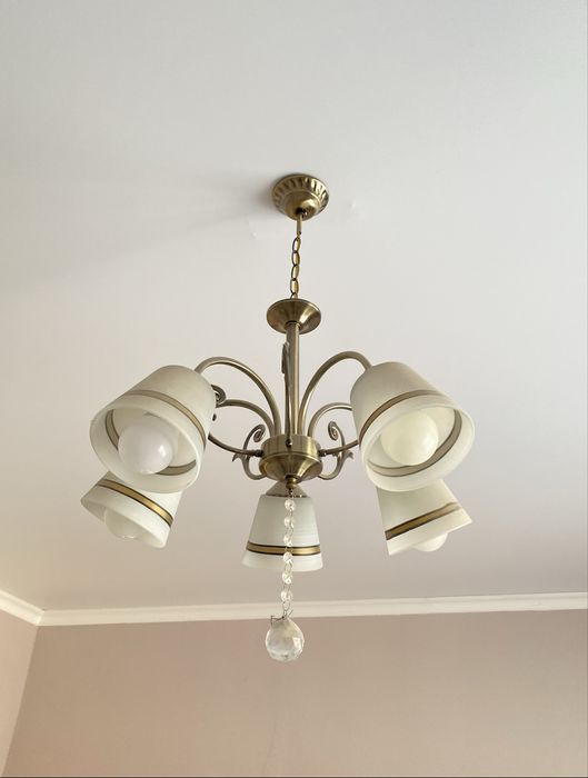 Люстра с лампочками