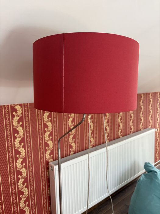 Lampa cu picior cu abajur rosu