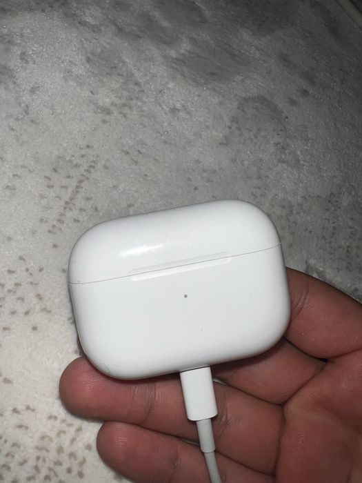 Продам кейс от AirPods Pro 2 и левое ухо (оригинал)