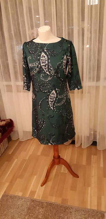 Vand rochii de ocazie sau casual