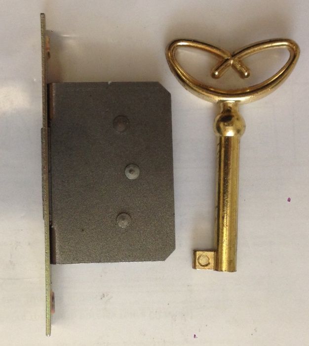 Замок мебельный металлический