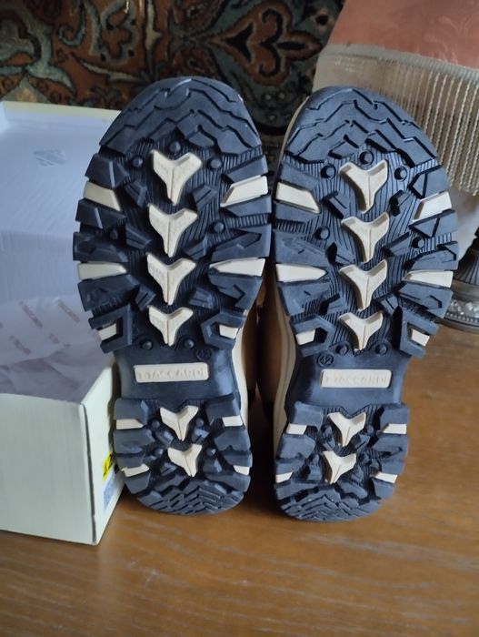 Продам зимние ботинки новые