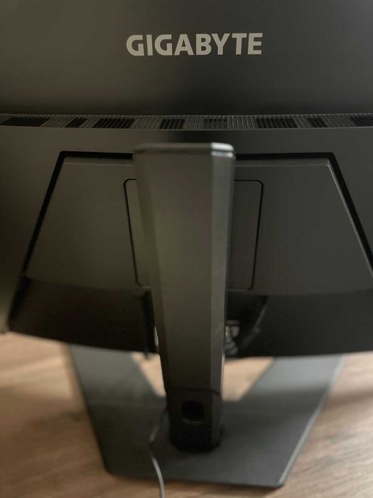 Gigabyte M32UC 31.5" IPS 160Hz, UHD 4K - Извит геймърски монитор