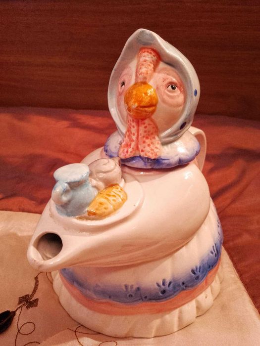 Два порцеланови чайника: "Кокошка" и "Биг Бен"