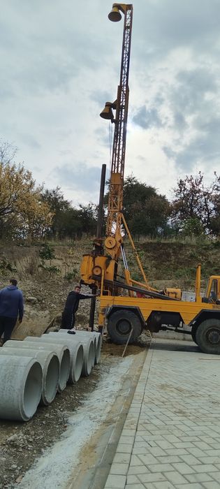 Fântâni,piloni si fose cu utilaj mecanizat.