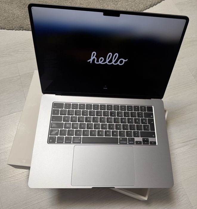 Laptop Macbook Air 15" cu procesor Apple M2 8 nuclee in garantie