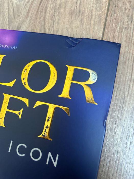 Taylor Swift Rise of an Icon - 21.5 x 27.9