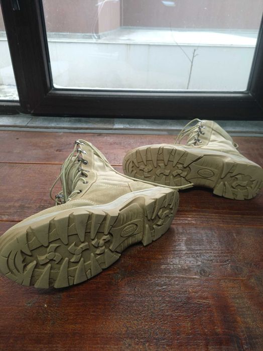 Vând bocanci militari