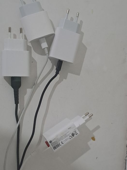 Продам дви зарядки для айфона и Android