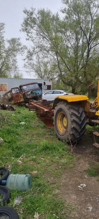 Трактор т-150с плугом