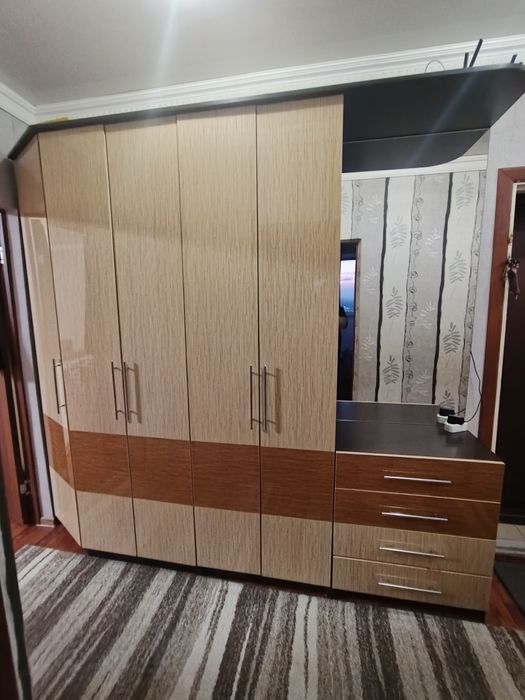 Шкаф в прихожую, светлый в идеальном состоянии