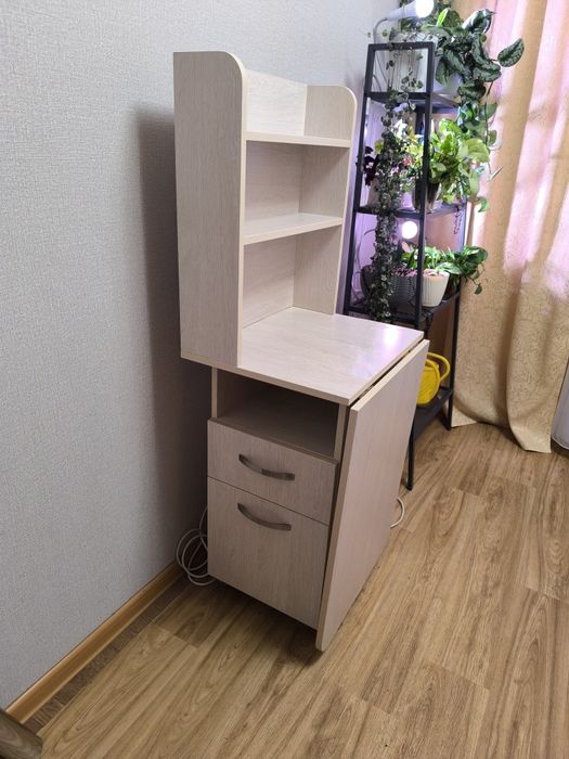 Продаю маникюрный стол