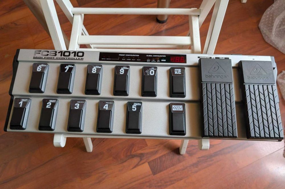 Pedalier midi Behringer FCB1010