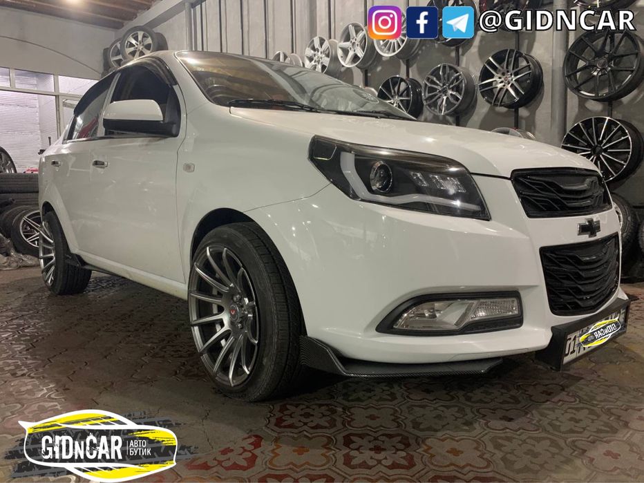 Сплиттер (обвес) универсальный на передний бампер Карбон