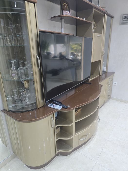 Продавам холно обзавеждане секция и комплект трапезна маса и столове