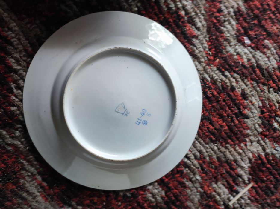 Тарелки посуда  чашки