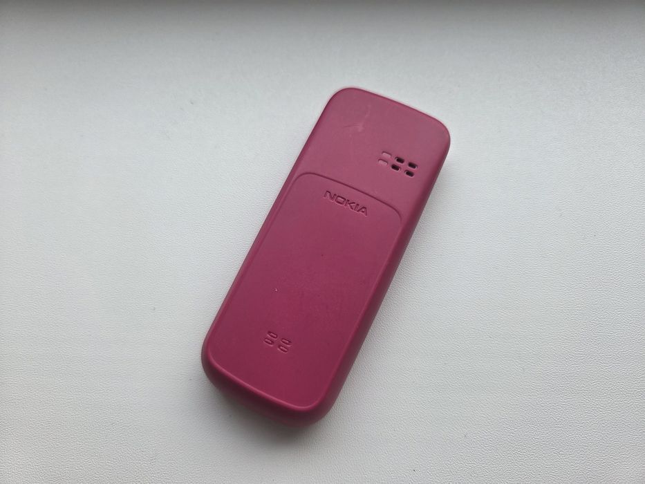 Nokia 100 - telefon simplu cu butoane