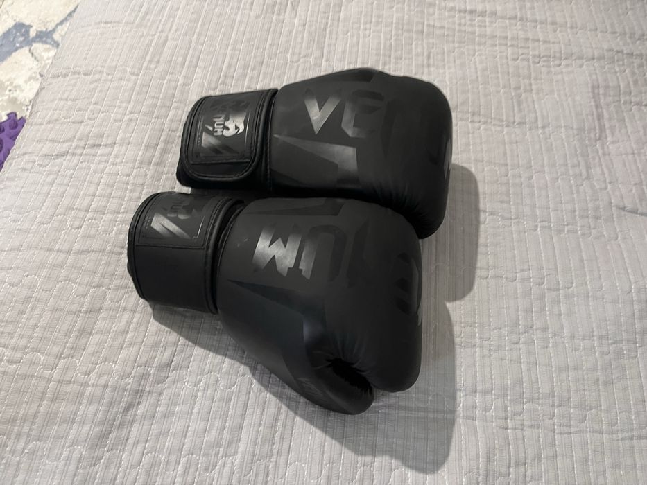 Перчатки venum черные бокс 12 oz