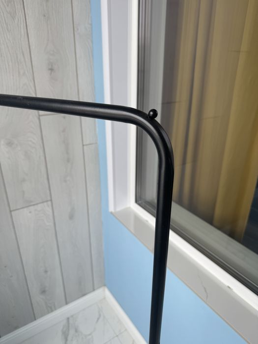 Рейл для одежды в идеальном состоянии