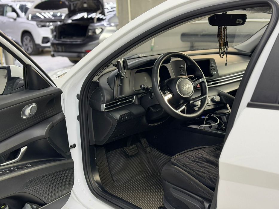 Продам хорошую дилерскую машину