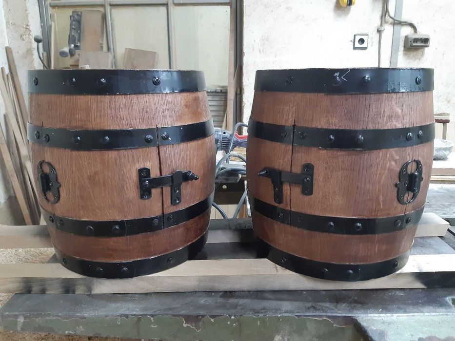 Дървени маси и столове, шкафове тип буре.