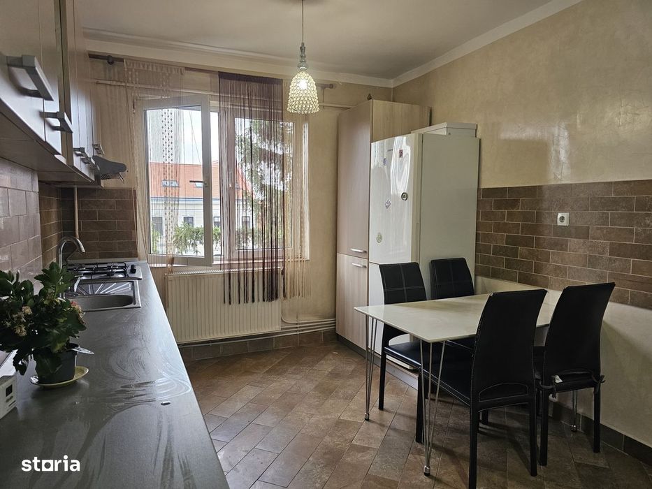 De închiriat apartament cu 2 camere, decomandat – Centrul orașului