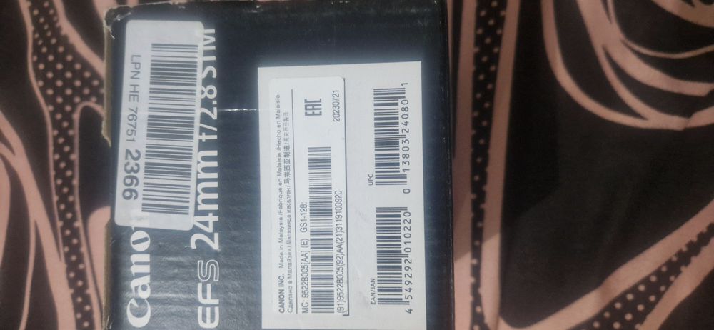 Obiectiv Canon este 24 mm