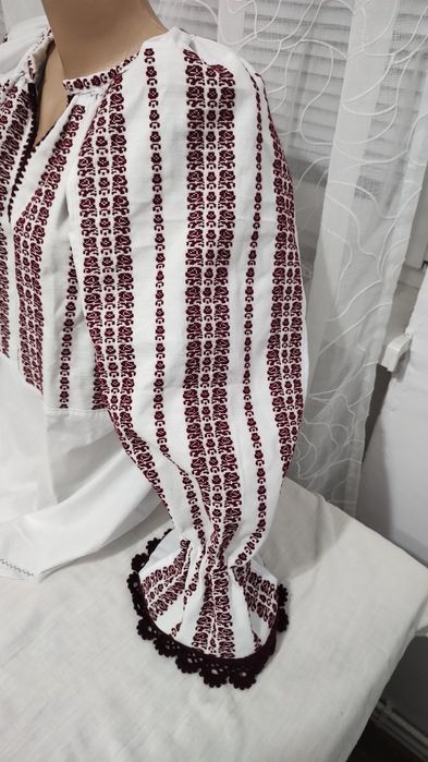 Ie tradițională cu motive florale țesute,zona Făgăraș