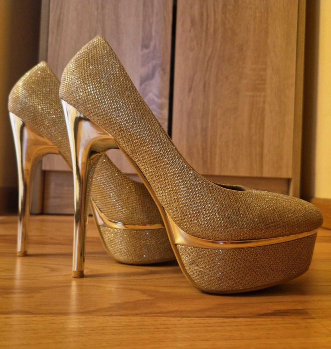 Vand pantofi  eleganti aurii